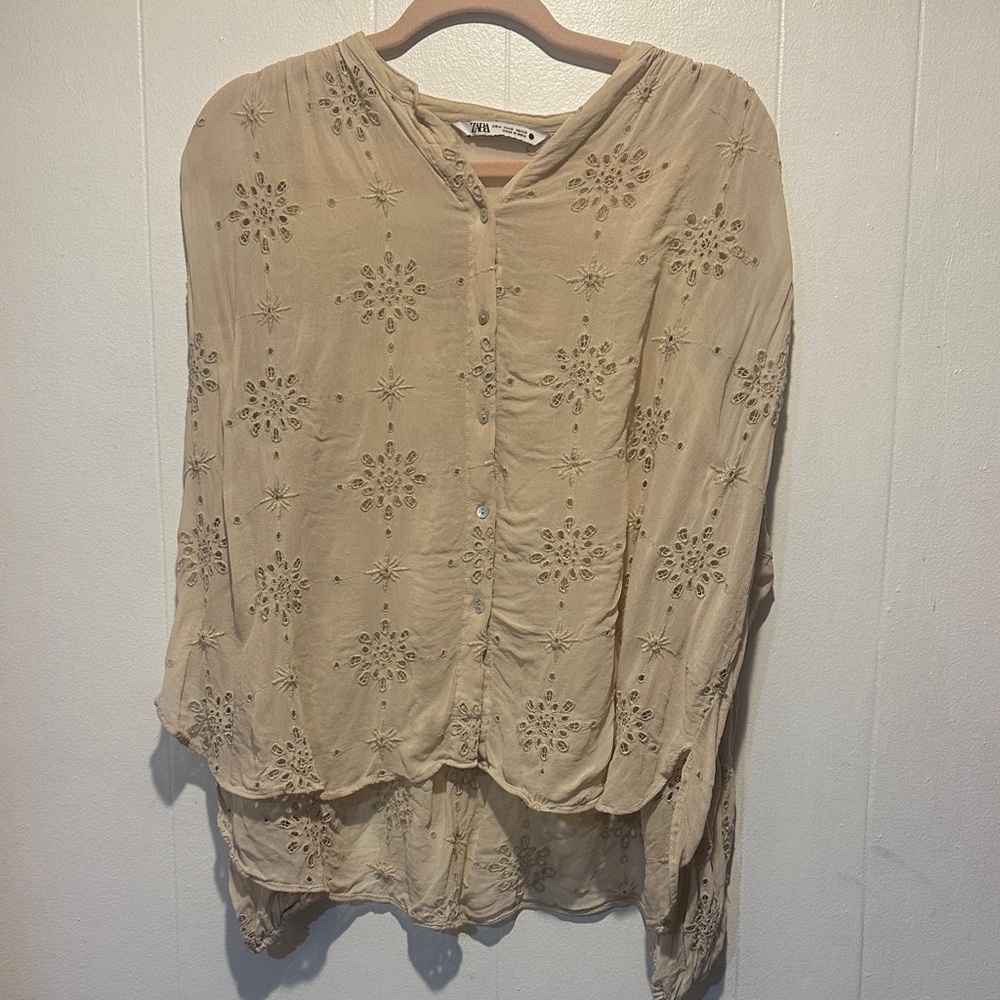 Zara size M
Fabric tag cut out
Rayon blend
Not soft